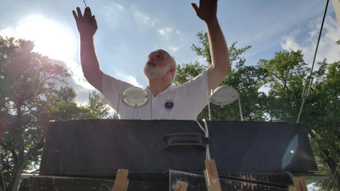 Kim Scharnberg conducts Kim Scharnberg conducts